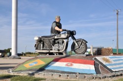 Viagem motocicleta Uruguai, monumento ao motociclista